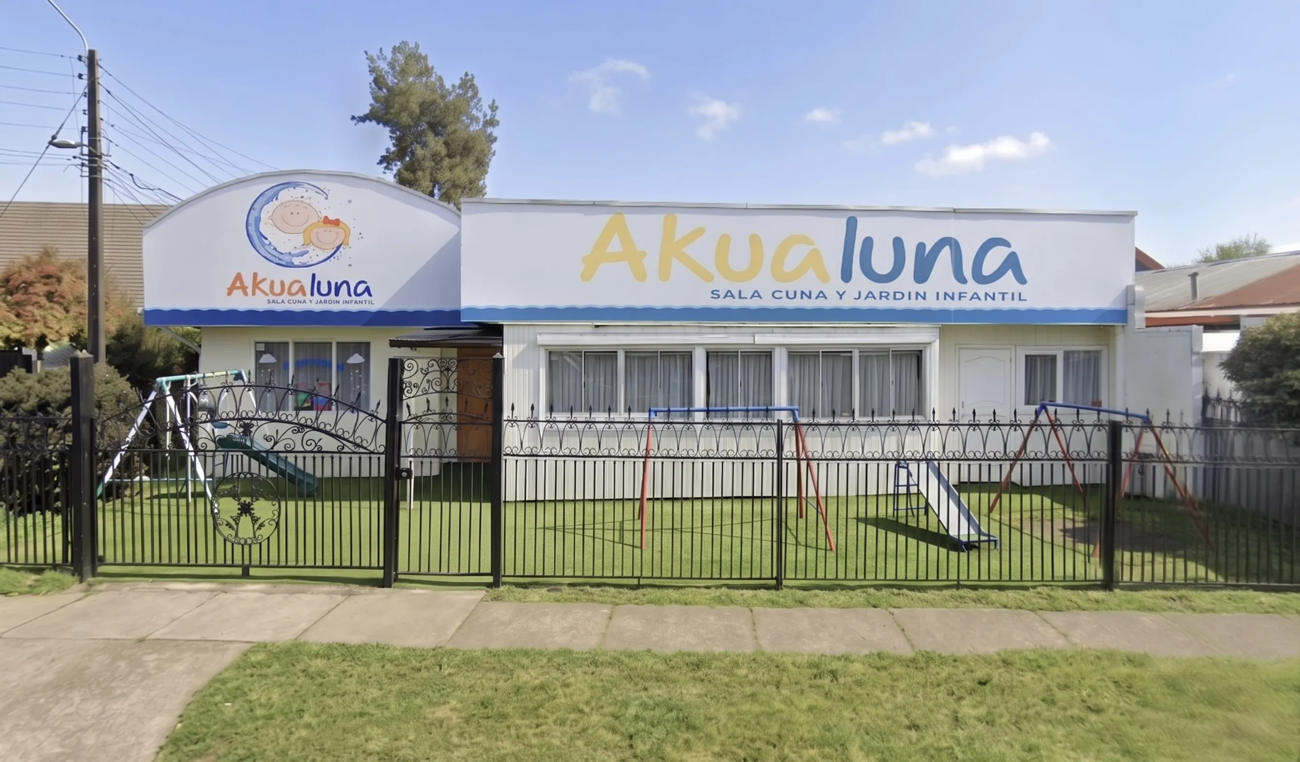 Espacios de juego exterior y edificio principal del Jardín Infantil Akualuna