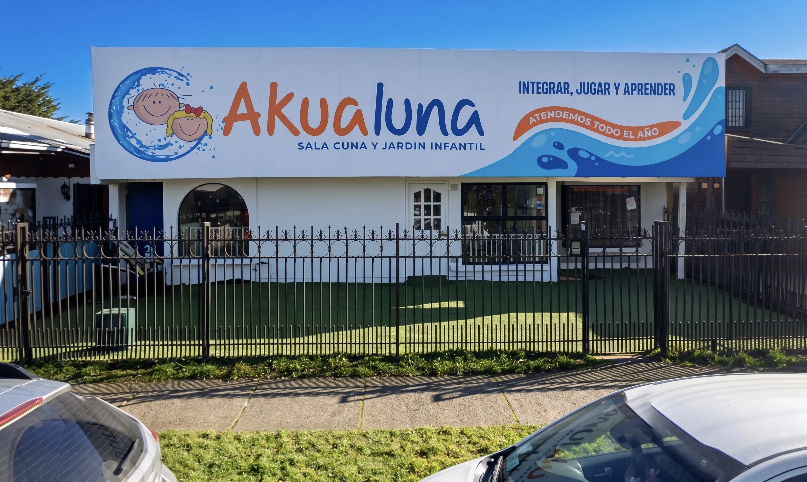 Fachada moderna y cálida de la unidad Sala Cuna Akualuna